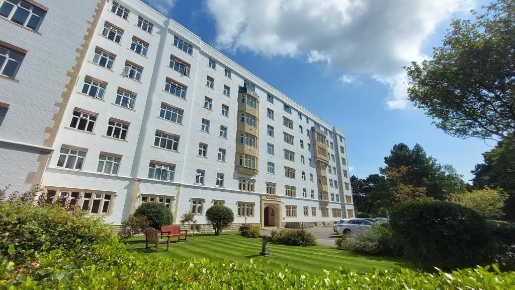 Lot: 47 - FLAT FOR INVESTMENT - Attractive block with communal gardens